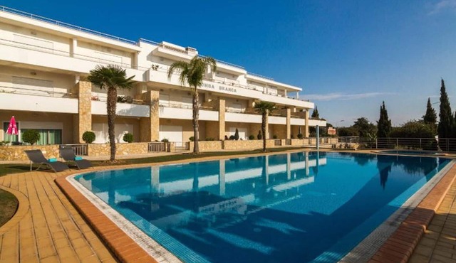 Wonderful Apartment Near Olhos De Água Beach