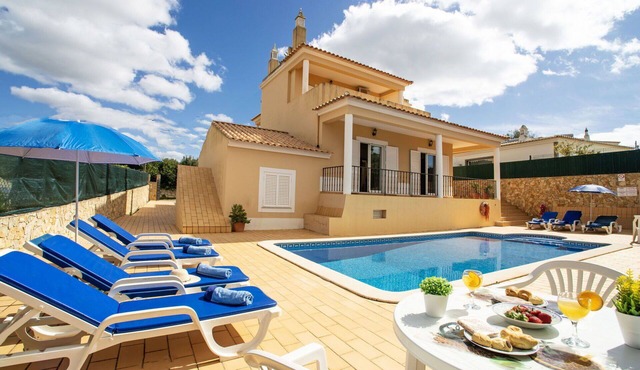 Wonderful private villa for 8 guests with A/C, private pool, WIFI, TV and terrace in Lagoa