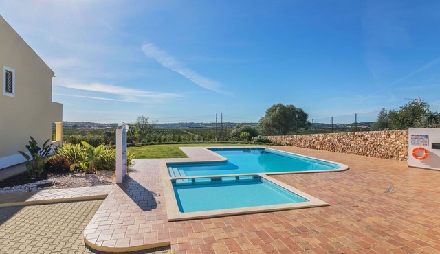 Wonderful villa for 6 guests with pool, WIFI, A/C, TV, terrace and panoramic view in Malhão