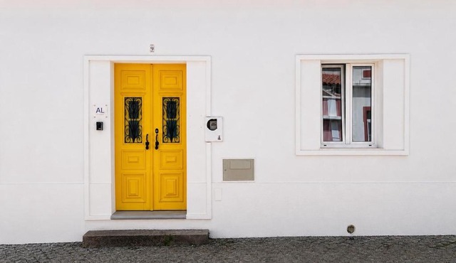 Yellow Door House, BBQ Patio, Odeceixe Centre in Baiona