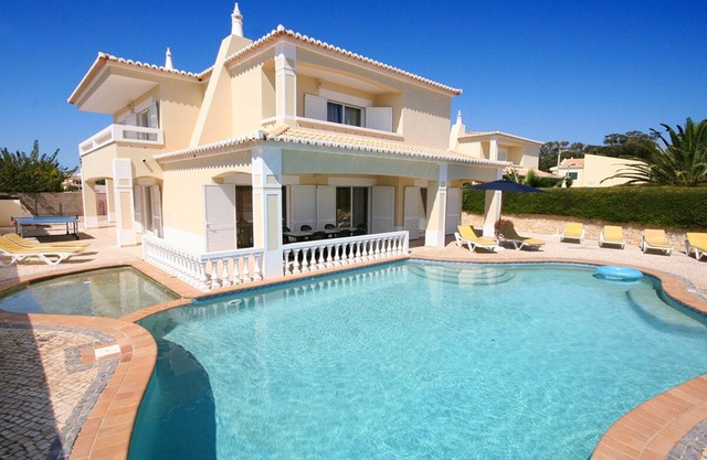 4 Bedrooms with Private Heated Pool, WiFi, A/C, Walking distance to amenities