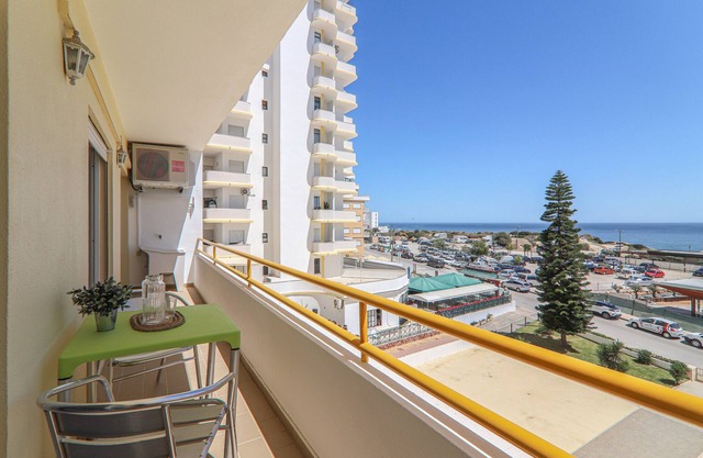 Apt. Estrela 304 – beachfront, sea view, pool, A/C, and Wi-Fi