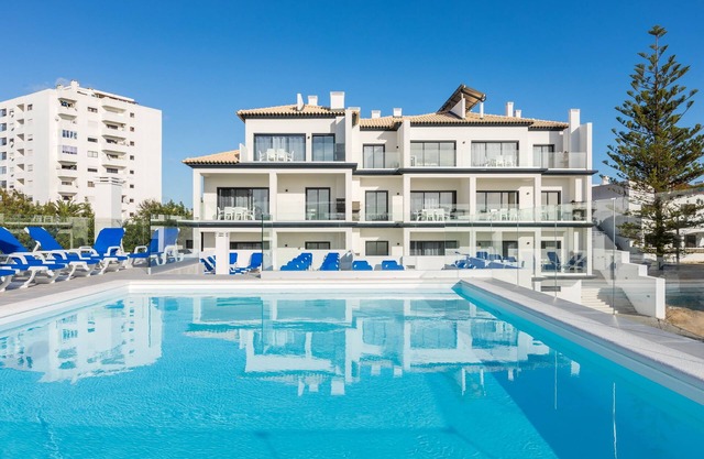 Correeira Luxury Residence T2 E - Albufeira, Pools, Wifi, Bbq, Beach in Albufeira