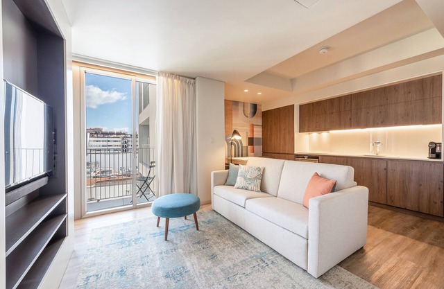 GuestReady - Midcentury Studio with Balcony in Santos (501) in Lisboa