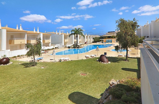 Villa "Aldeia da Galé V2 304" with Pool, A/C,Balcony, BBQ, Garden & Tennis Court; Pet Friendly