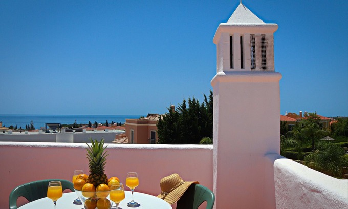 Alporchinhos Apartment | Apartment 'Casa Barbara' with Sea View, Shared Pool and Wi-Fi