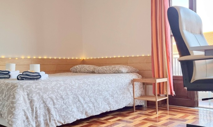 Santo Antonio dos Olivais Apartment | CQ2 | Bedroom w/Balcony | 3 min walk to HUC - Medicine - Pharmacy | Polo III