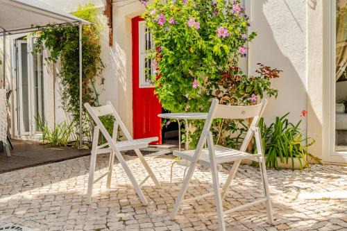 Alfama Apartment | Fragrant Apt with Private Garden in Historic Graça
