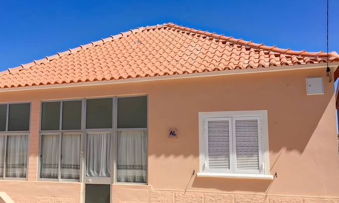 Santiago do Cacem House | Holiday Home 'Encanto' with Private Terrace and Wi-Fi