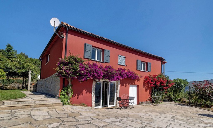 Bico Apartment | Studio Apartment with Mountain View, Shared Pool and Wi-Fi