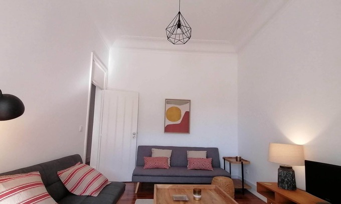 Santa Isabel Apartment | Stunning Apartment Near Marques de Pombal