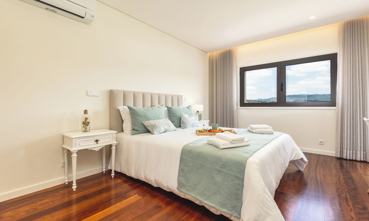 Pevidem House | 6-bed House - Sleeps 12 - Pool, Bbq, Pool Table