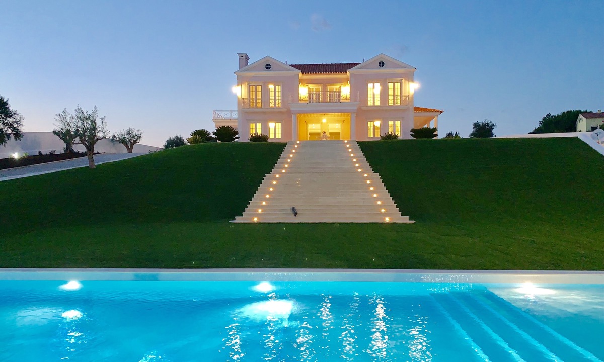 Santa Maria dos Olivais Villa | The Palace!