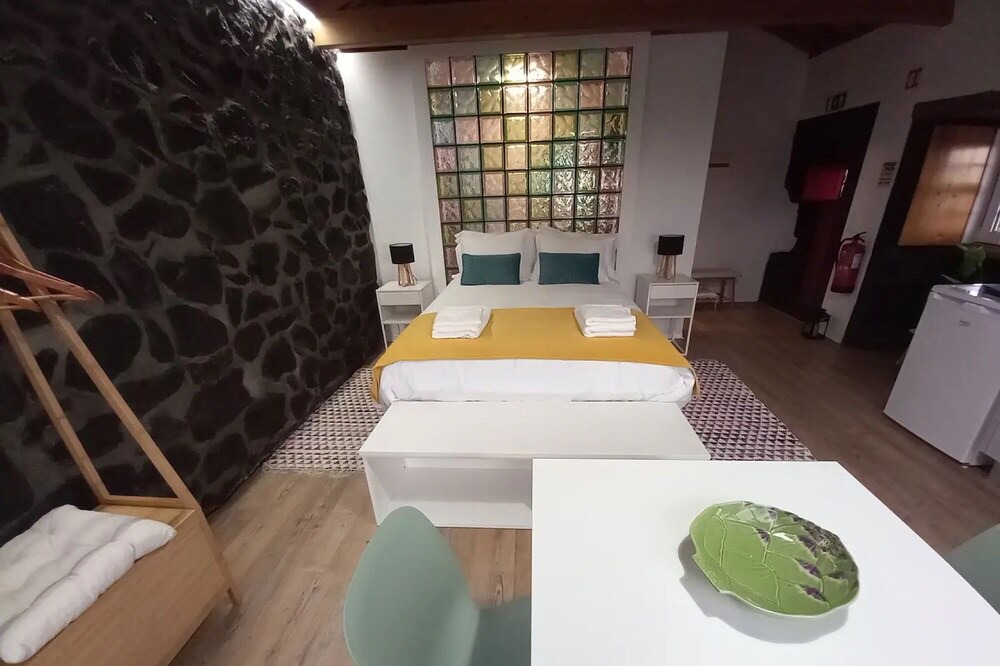 Angra do Heroismo Apartment | Studio Apartment 'Casa Do Poço - Casinha' with Mountain View, Shared Terrace and Wi-Fi