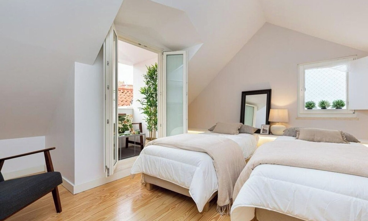 Santo Estevao Apartment | Apartment Downtown Lisbon 3 Bedrooms Balcony