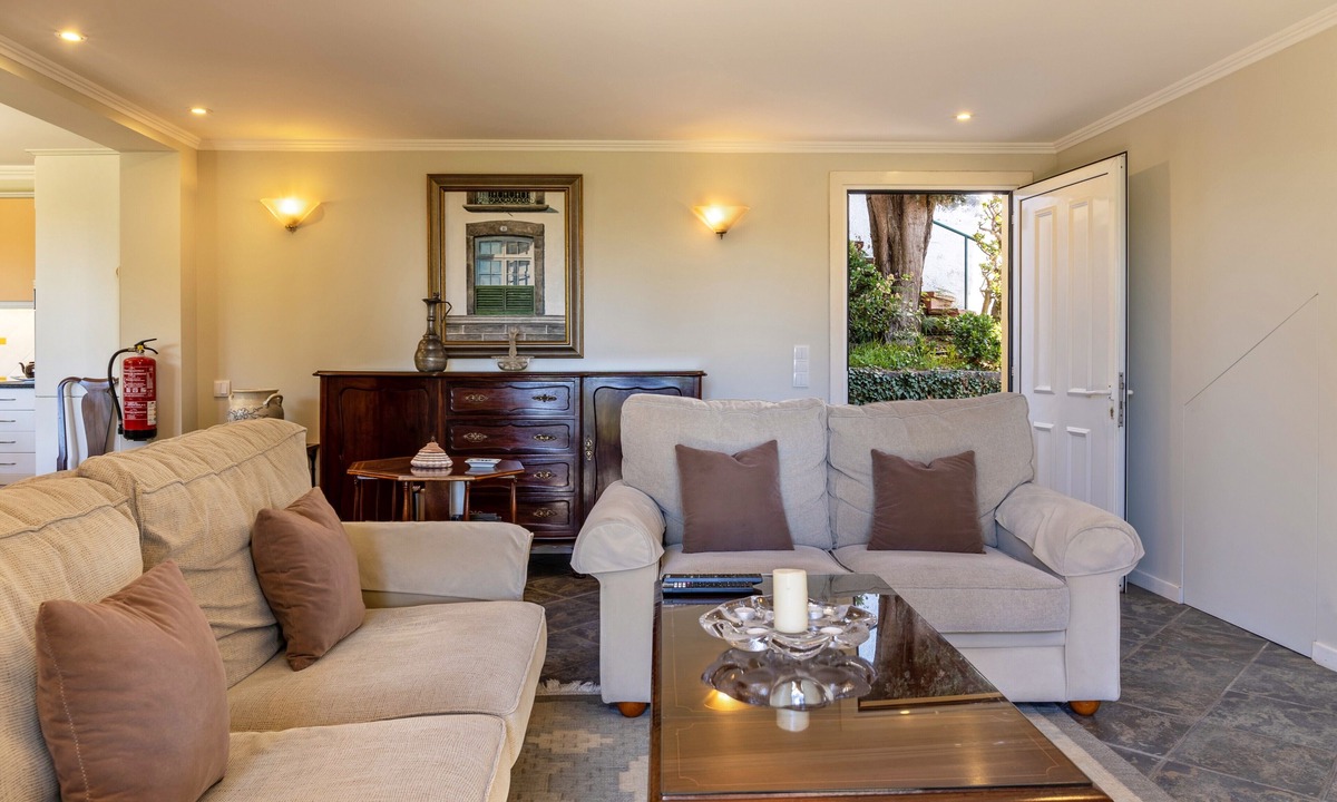 Canico Apartment | Apartment "Villa Echium T1" with one bedroom and shared garden