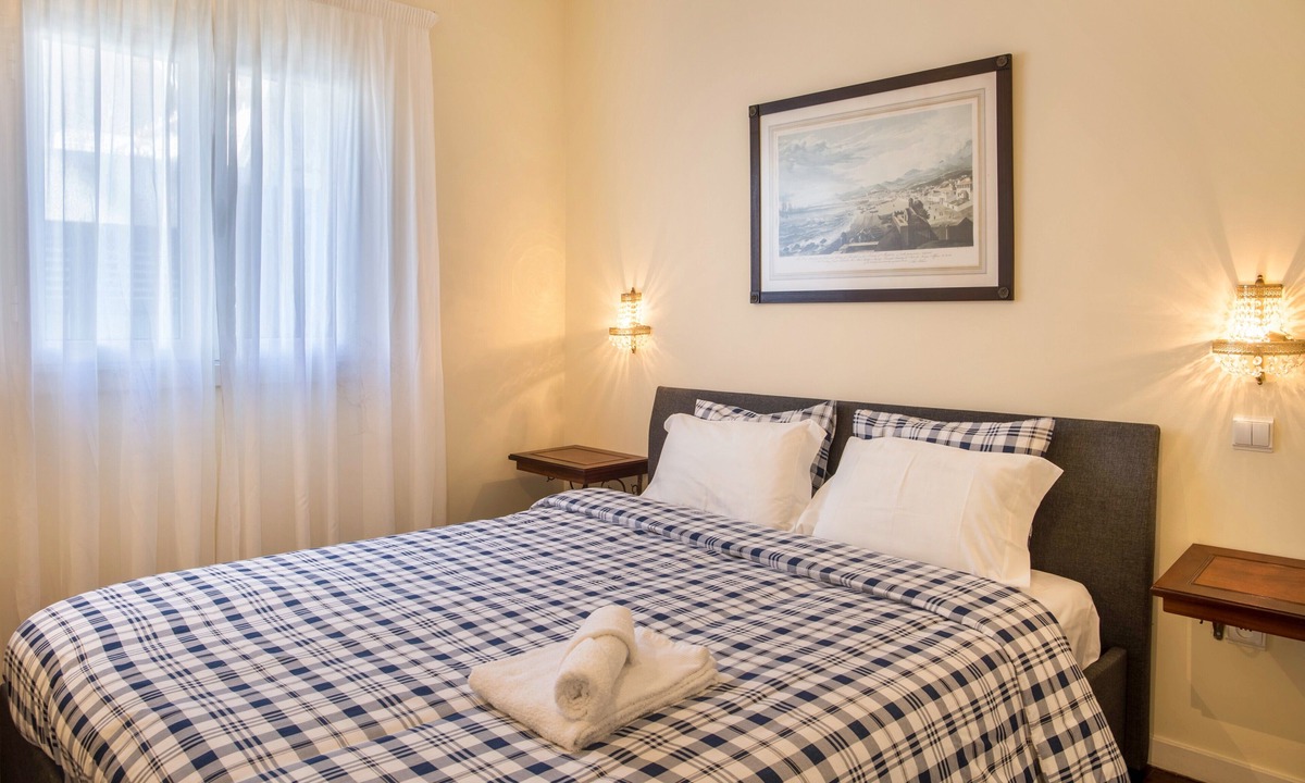Canico Apartment | 1st floor apartment 'Villa Echium T2' with two bedrooms and shared garden
