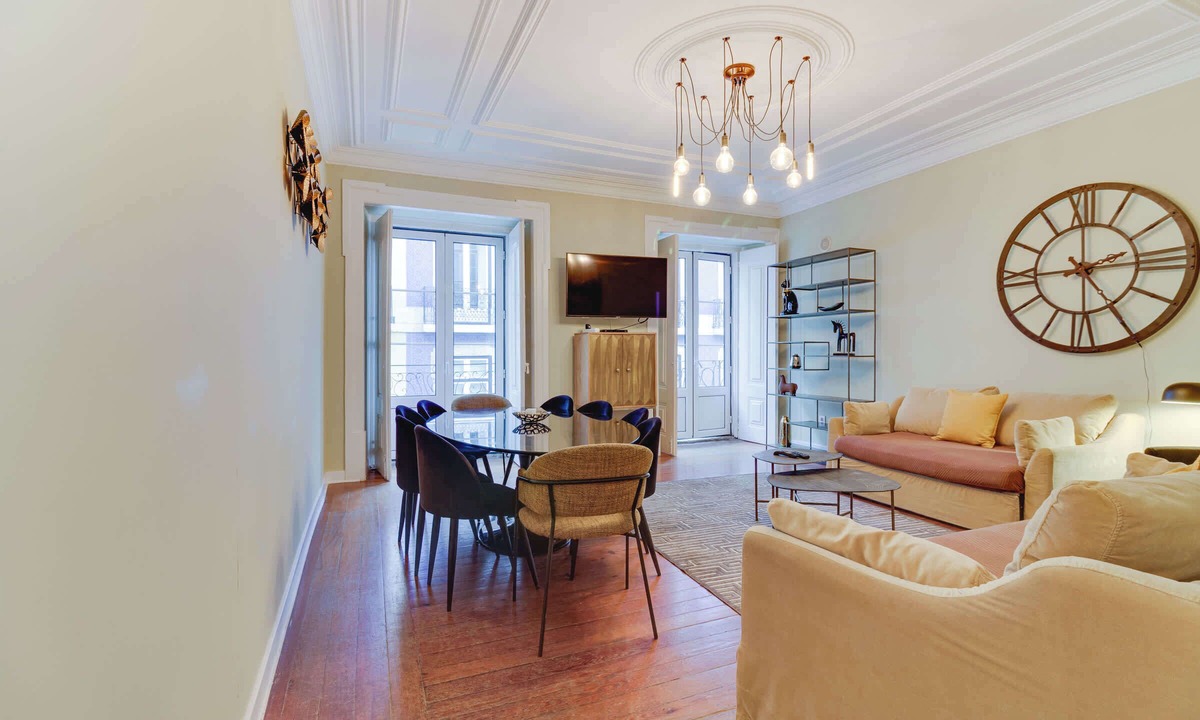 Encarnacao Apartment | Chiado | 4 Bedrooms + 2 Baths | Parking