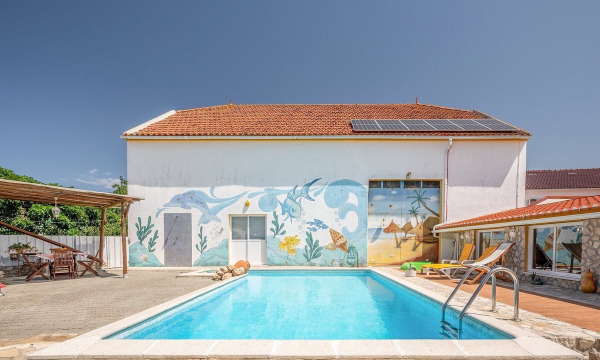 Arruda dos Vinhos Apartment | Eclectic oasis with poolside charm in Arranhó