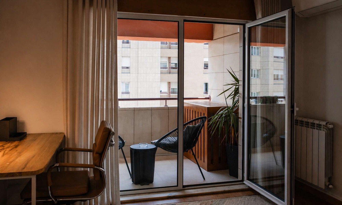 Lumiar Apartment | ✨The Metropolitan: Premium Apartment with Balcony and Parking at Uptown