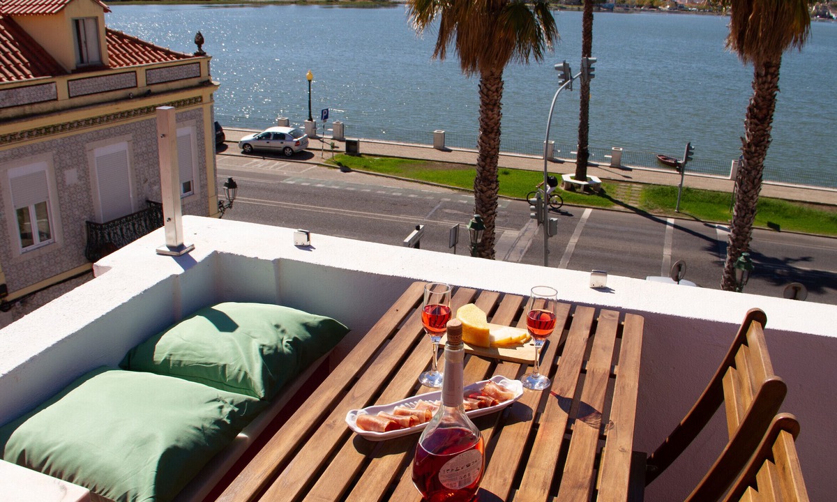 Arrentela Apartment | Loft with terrace and river view in Seixal. Air conditioning. Ideal for 2pax.