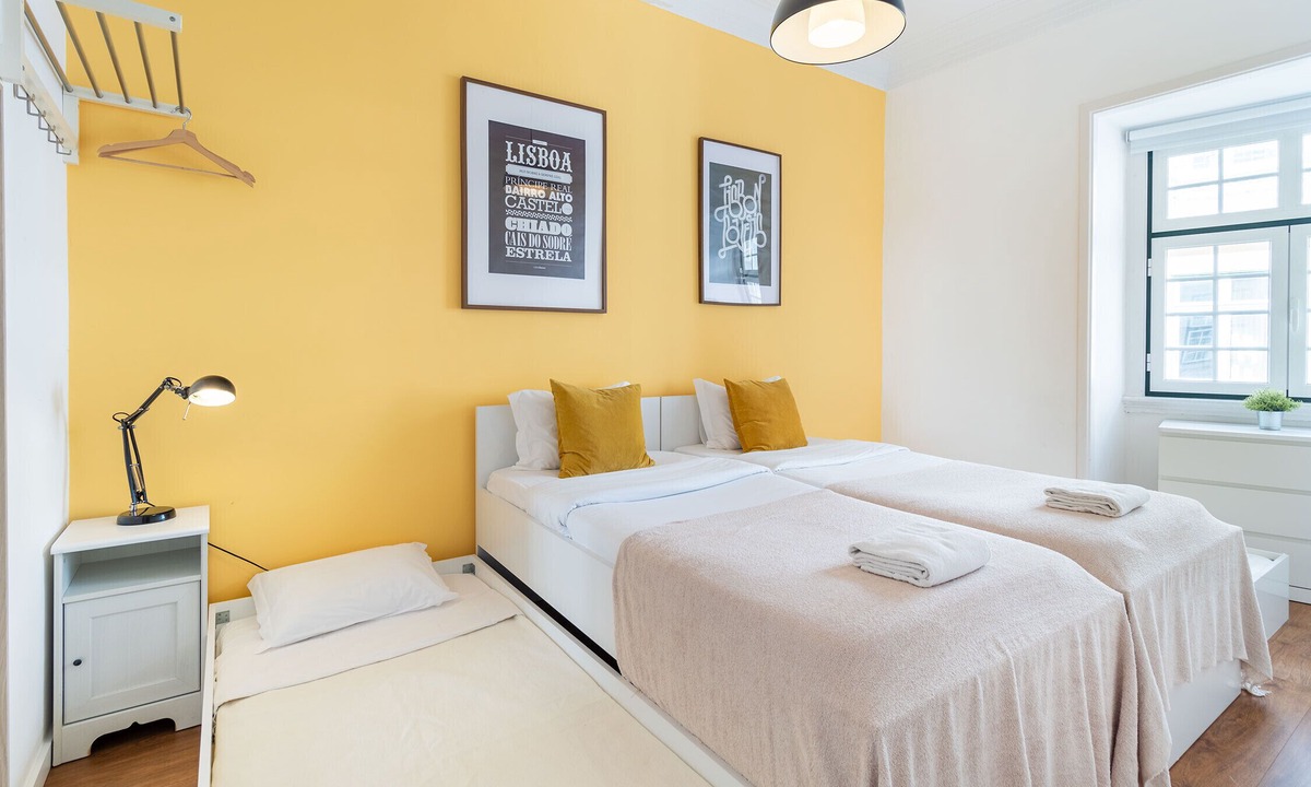 Misericordia Apartment | Central Chiado 1E by Central Hill