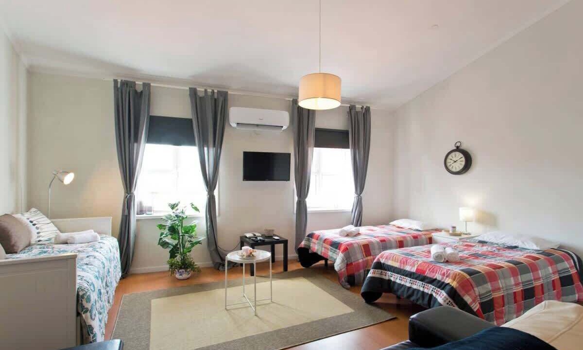 Uniao de Freguesias do Centro Apartment | HostWise - Spacious Sunny Flat | Ace Location