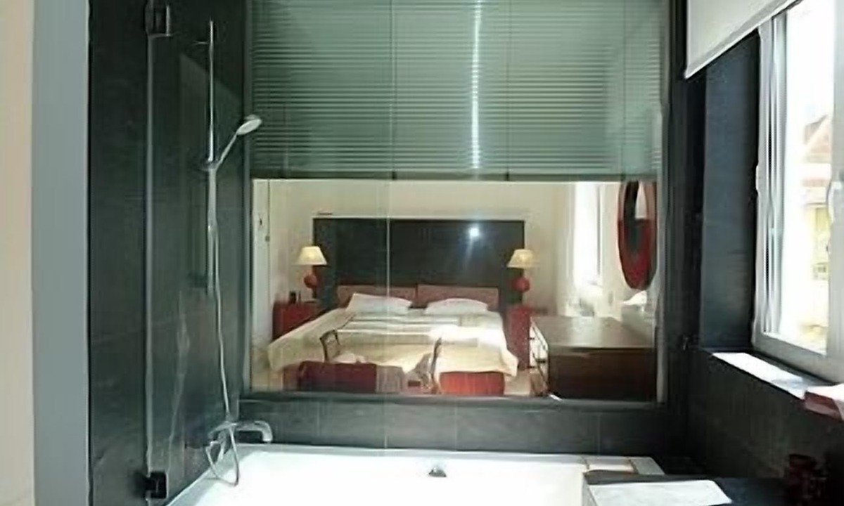Cascais Apartment | Luxury 6 Person House with Private Garden, 2 min walk from square with ametities