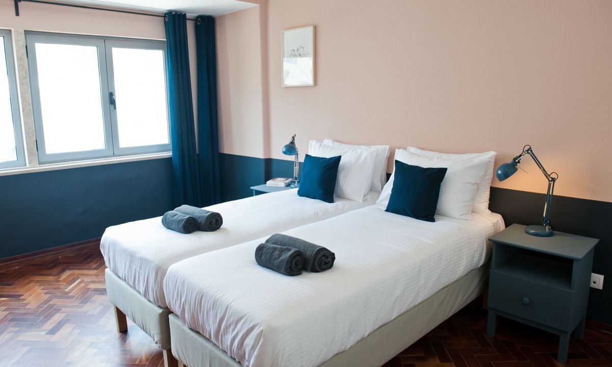 Santo Antonio Apartment | Red, Red Wine in Lisbon by Misha's Place (3B)