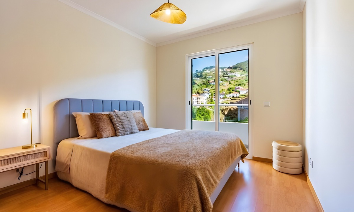 Canico Apartment | Casa Sol – Modern Apartment in Central Caniço with Pool and Parking