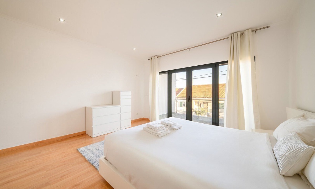 Charneca de Caparica e Sobreda Apartment | GuestReady - Charming family retreat with pool