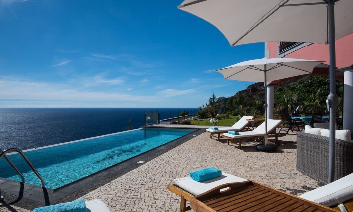 Arco da Calheta House | Ferienvilla mit Infinity Pool by Interhome