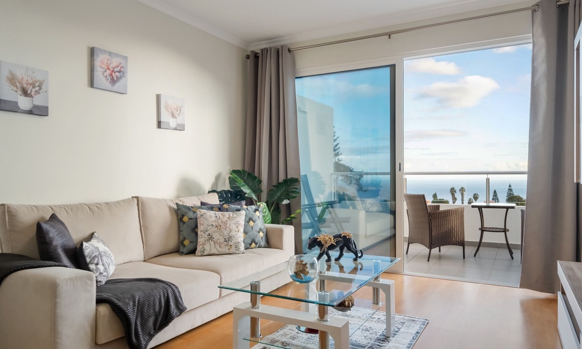 Canico Apartment | Sunflower Stay by Homie
