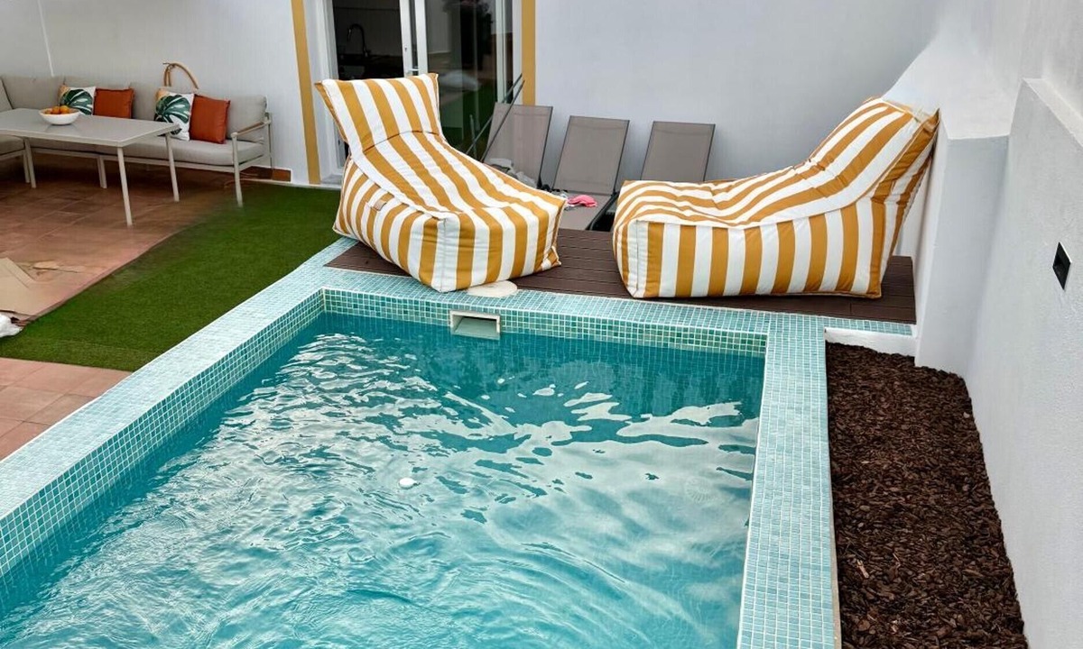 Vila de Frades House | Holiday Home 'Casa Vila De Frades' with Private Terrace, Private Garden and Wi-Fi