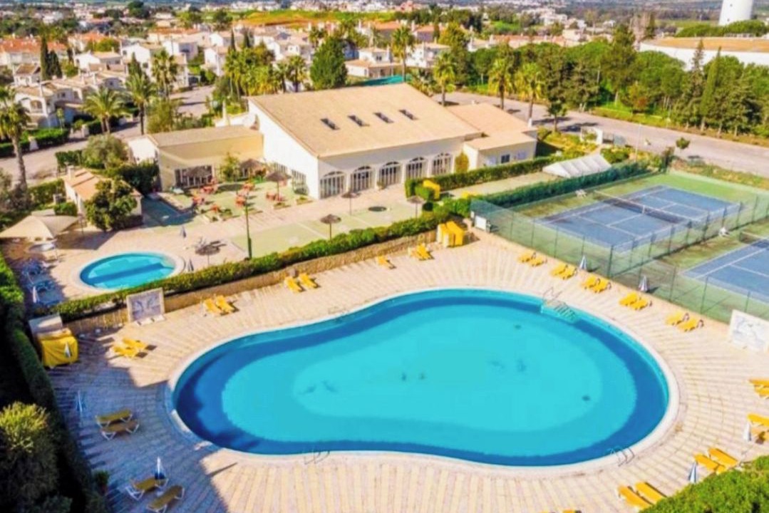 Penina Condo | Two-bedroom apartment with an indoor pool with a jacuzzi and an outdoor pool. Oásis Vacation Home