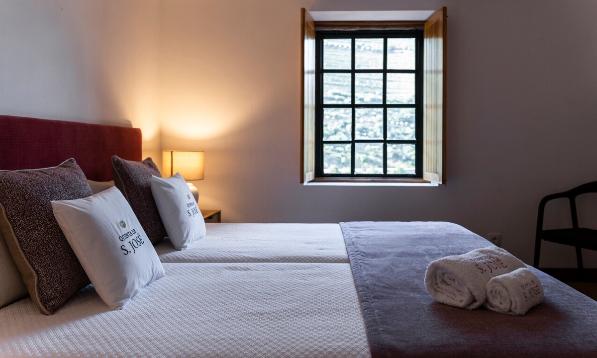 Cotas Ski Chalet | Chalet 'Rosa' with Shared Pool, Wi-Fi and Air Conditioning