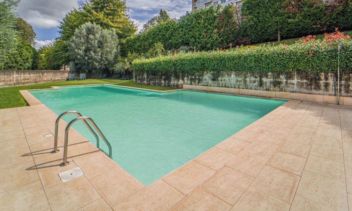Portela Condo | Apartamento Exclusivo com Jardim e Piscina Privada!