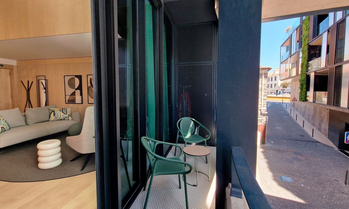 Se Apartment | The Urban Retreat by LovelyStay