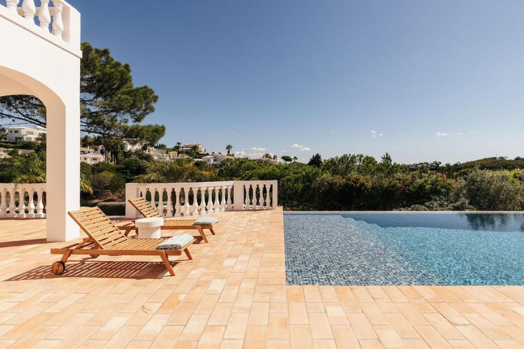 Figueira House | Villa pool nestled in the golf course