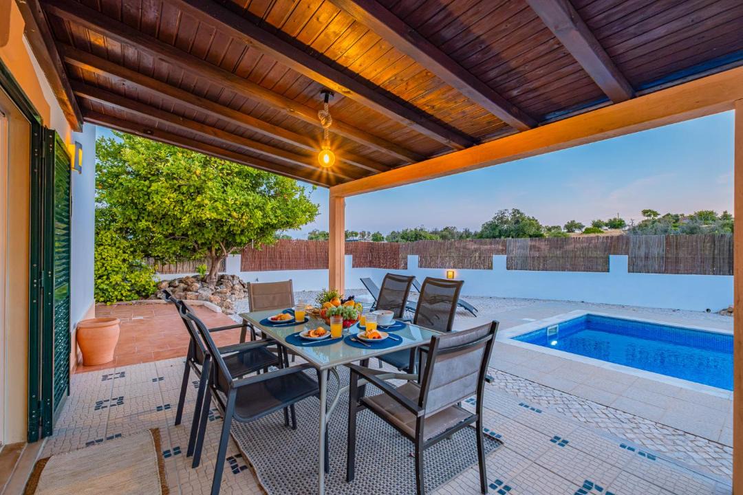 Monte Raposo Villa | Villa Tranquility - com Piscinia Aquecível & BBQ em Alcantarilha