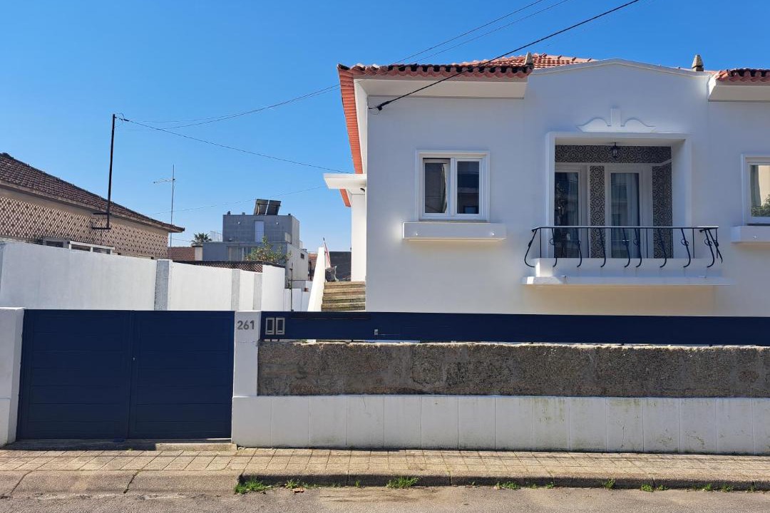Senhora da Hora Apartment | 2 BR Apartment Metro 2 Min Porto 15 min Parking