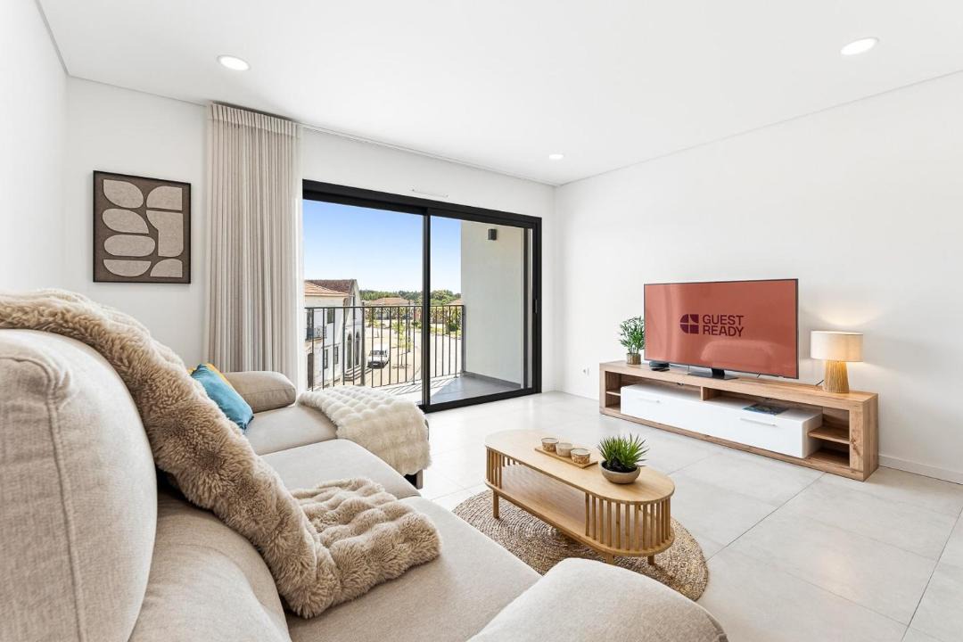 Mira Apartment | GuestReady - Sunny modern retreat in Mira