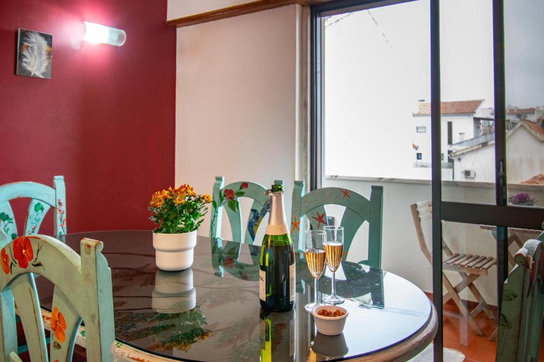 Parede Apartment | Parede Coastal Family Retreat