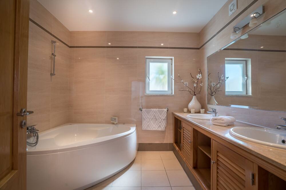 Photo of Bathroom in Figueira