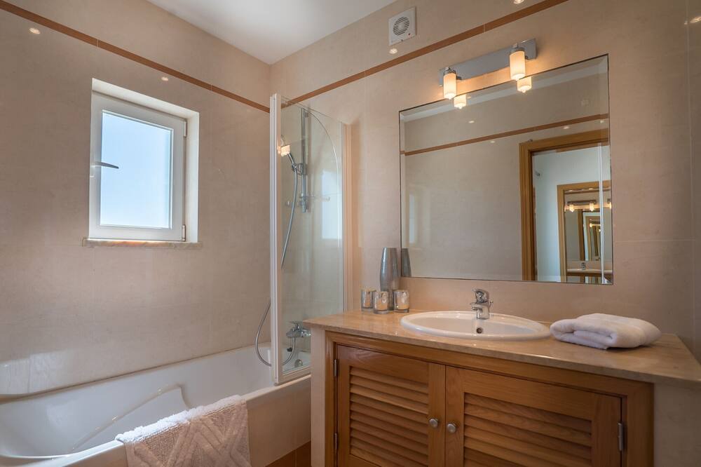 Photo of Bathroom in Figueira