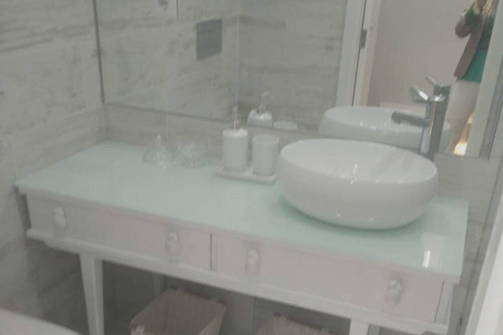 Photo of Bathroom in Cacilhas