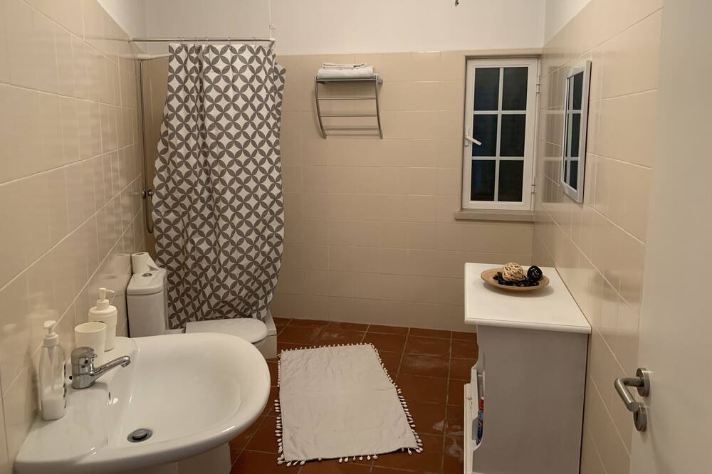 Photo of Bathroom in Alcanhoes