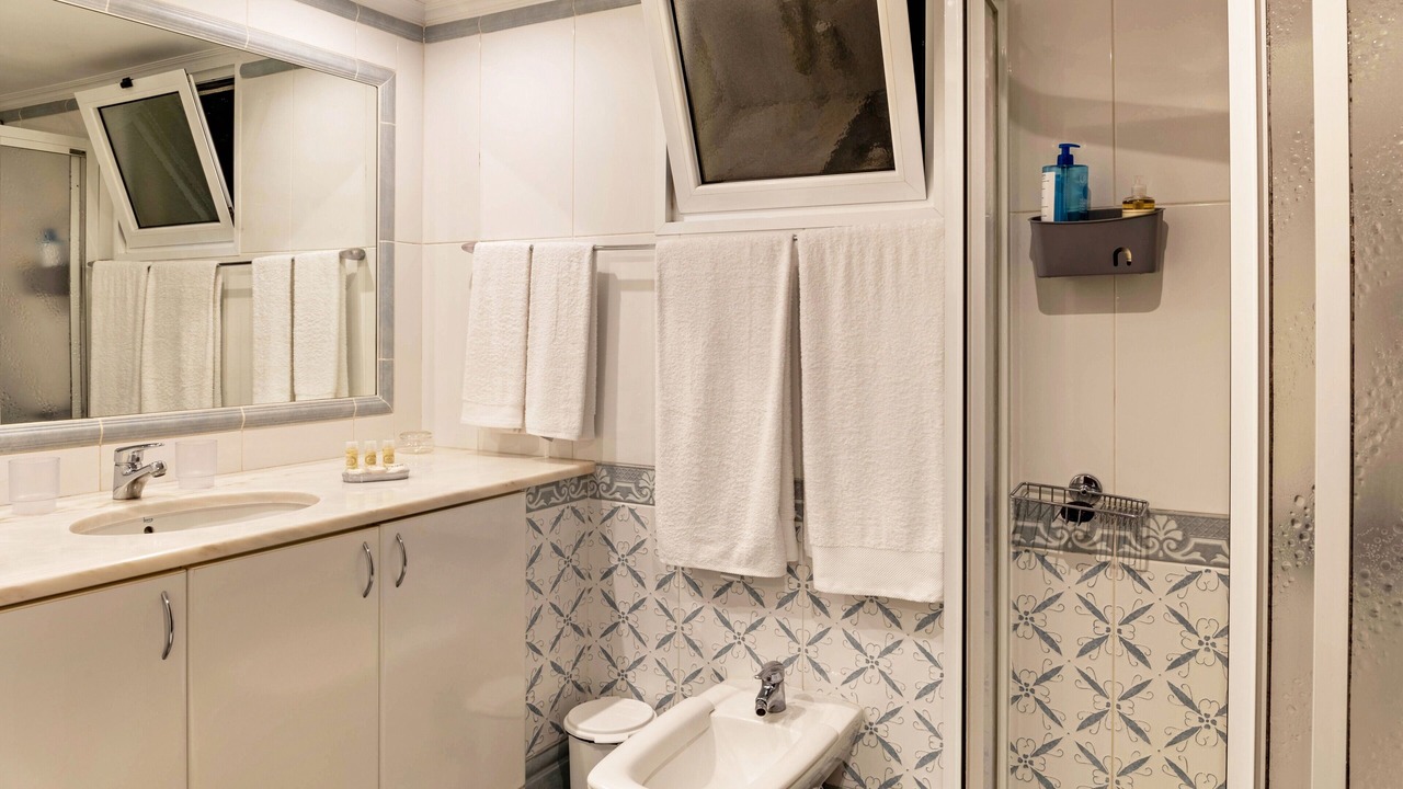 Photo of Bathroom in Canico