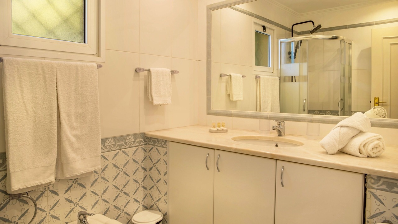 Photo of Bathroom in Canico