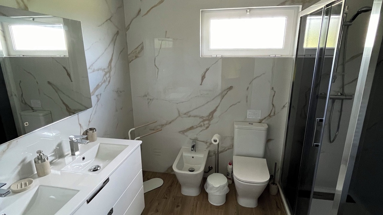 Photo of Bathroom in Alfeicao